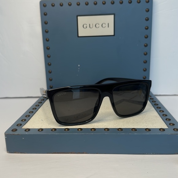 Gucci Eyewear GG0748s 001
oversized square-frame sunglasses - Picture 5 of 15